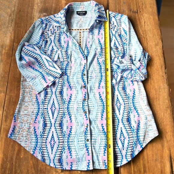 bebe~Peek-A-Boo Abstract Flowy Blouse With Cut-Outs - Picture 6 of 10